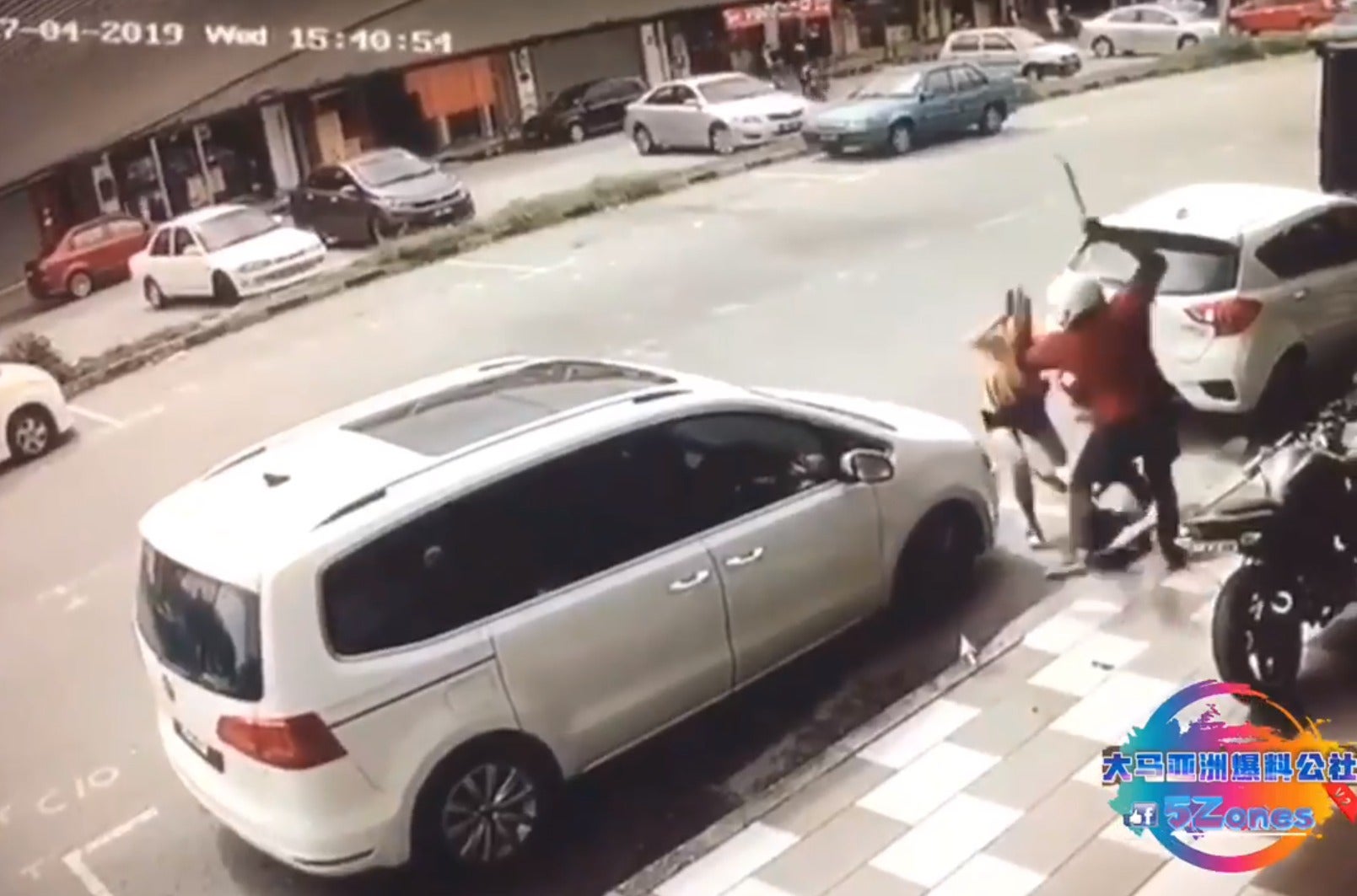 M'sian Man Attacked by Stranger Wielding Parang, Barely Escapes Thanks to Brave Wife Who Protected Him - WORLD OF BUZZ 1