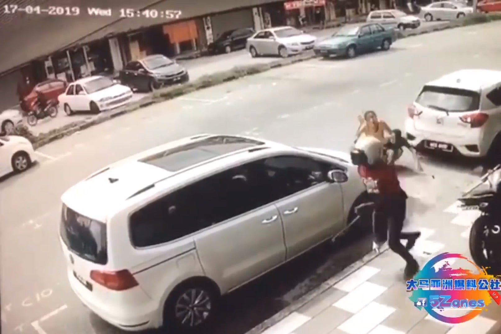 M'sian Man Attacked by Stranger Wielding Parang, Barely Escapes Thanks to Brave Wife Who Protected Him - WORLD OF BUZZ 2