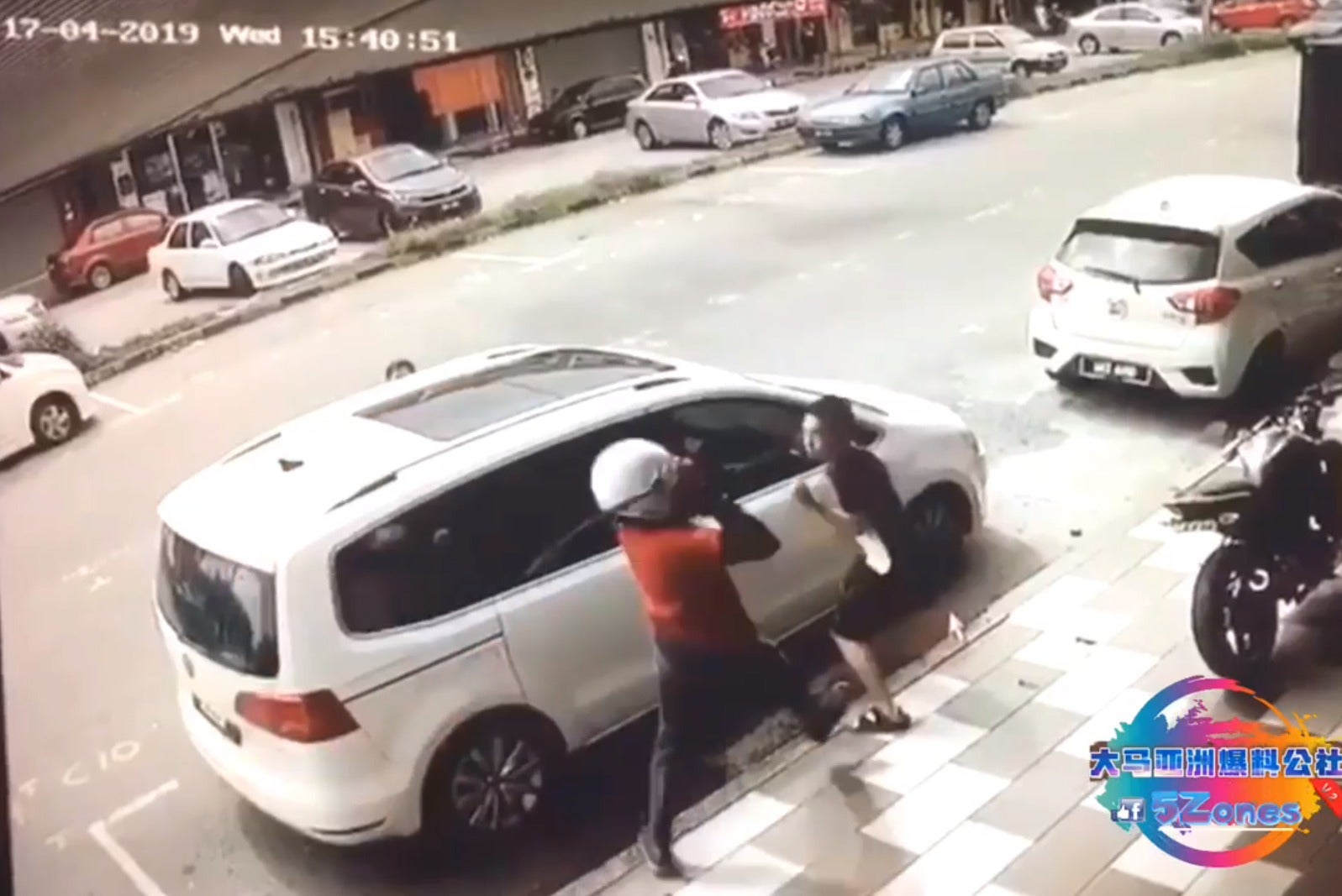 M'sian Man Attacked by Stranger Wielding Parang, Barely Escapes Thanks to Brave Wife Who Protected Him - WORLD OF BUZZ