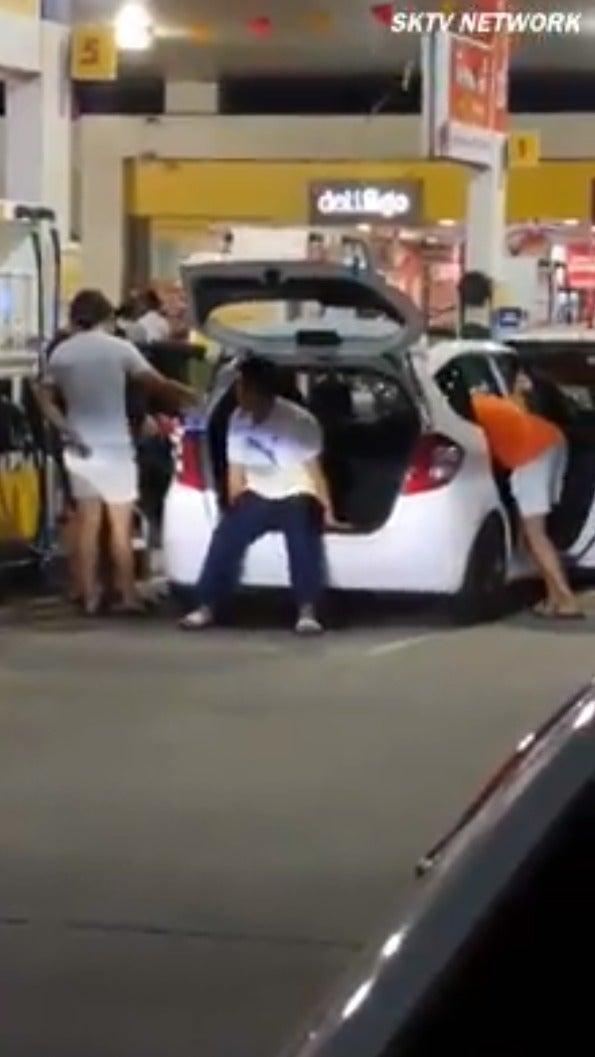 Netizens Amused by Antics of S'porean Men Who Tried Shaking Car at JB Petrol Station to Pump More Gas - WORLD OF BUZZ 5