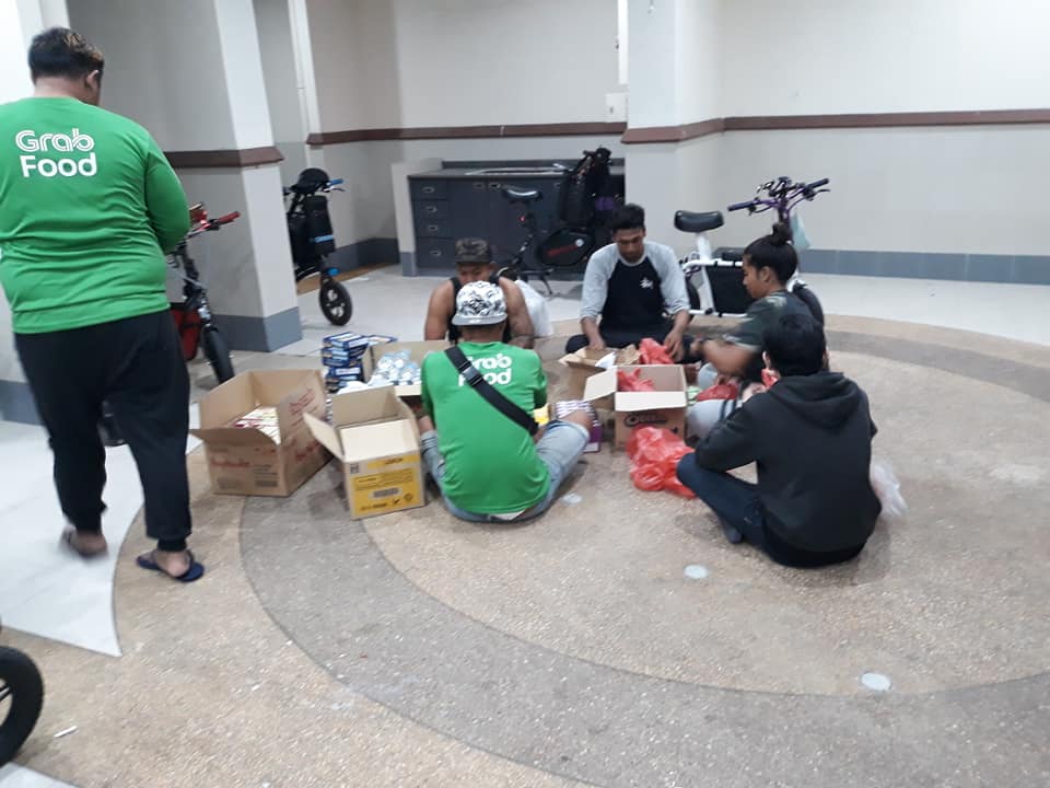 Netizens Touched By Grabfood Riders Bought Food For The Homeless Using Their Own Money - World Of Buzz 1