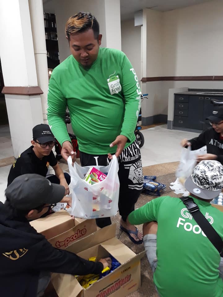 Netizens Touched By Grabfood Riders Bought Food For The Homeless Using Their Own Money - World Of Buzz 2