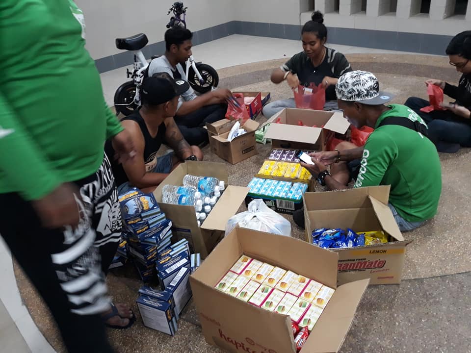 Netizens Touched By Grabfood Riders Bought Food For The Homeless Using Their Own Money - World Of Buzz