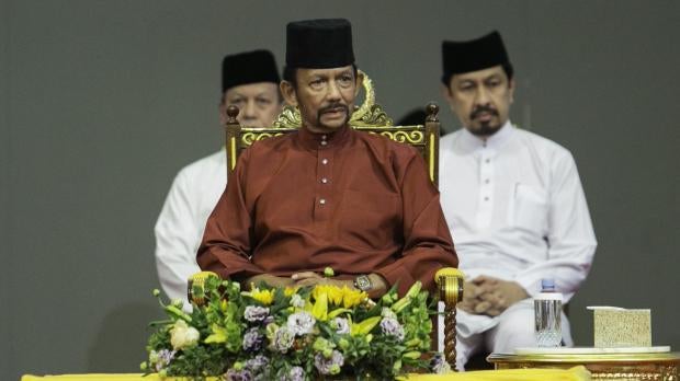 People Are Petitioning For Oxford University to Revoke The Brunei Sultan's Honorary Degree - WORLD OF BUZZ 1