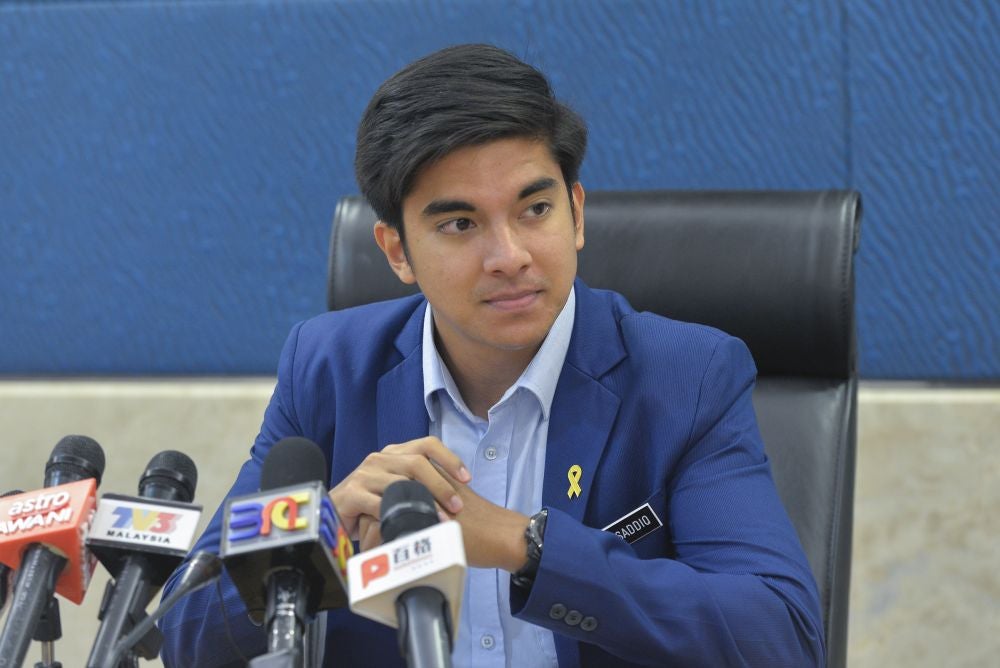 Report: Tun M Allegedly Wanted to Resign as PM Over Issues With New Johor MB, Syed Saddiq Convinced Him to Stay - WORLD OF BUZZ 1