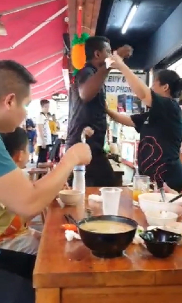 Rowdy Man Causes Singaporean Lady to Go Berserk After Trying to Flip Her Table - WORLD OF BUZZ 1