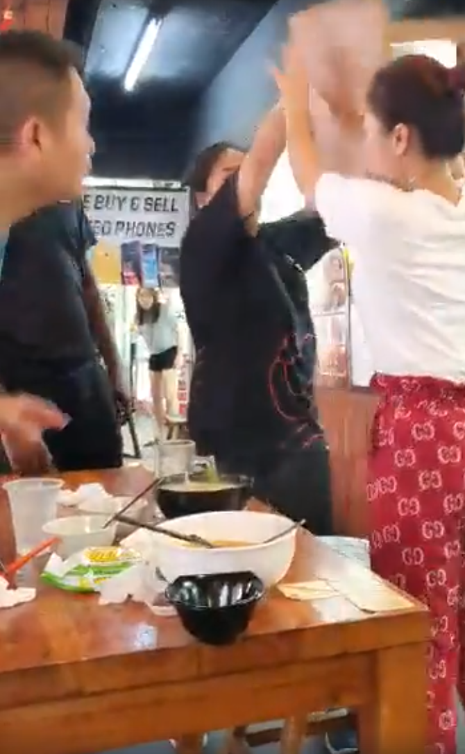 Rowdy Man Causes Singaporean Lady to Go Berserk After Trying to Flip Her Table - WORLD OF BUZZ 2