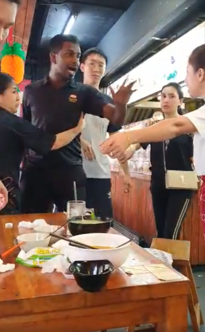 Rowdy Man Causes Singaporean Lady to Go Berserk After Trying to Flip Her Table - WORLD OF BUZZ 5