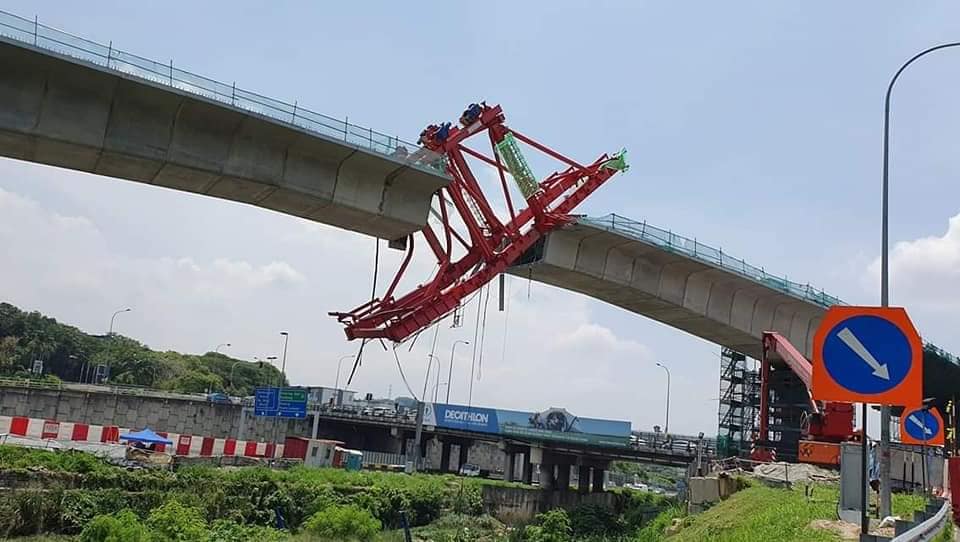 Scary Photos Of MRT Segment Lifter Toppling Cause Concern Among M'sians - WORLD OF BUZZ 4