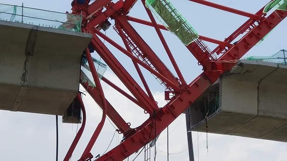 Scary Photos Of Mrt Segment Lifter Toppling Cause Concern Among M'sians - World Of Buzz