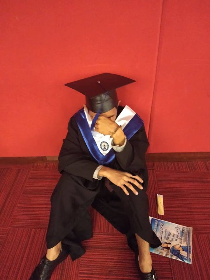 Student Cries Because Parents Did Not Came For His Graduation - WORLD OF BUZZ 1