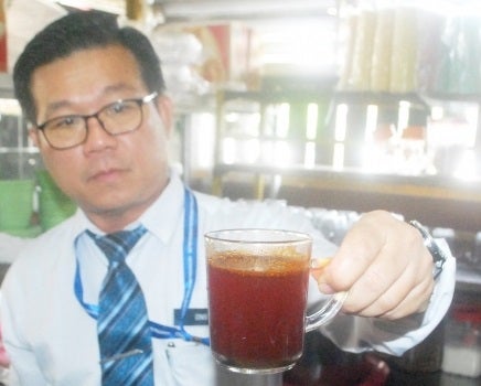 Substance Used to Make Fake Tea Discovered in Restaurant by Penang Health Department - WORLD OF BUZZ 2