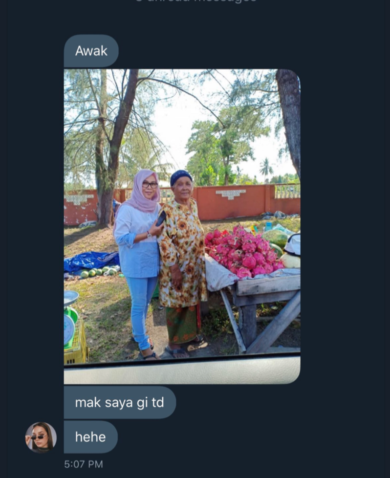 The Story Of An Old Nenek Fruit Seller Who Got Robbed Goes Viral, Prompted Caring Netizens To Help Her - World Of Buzz 1