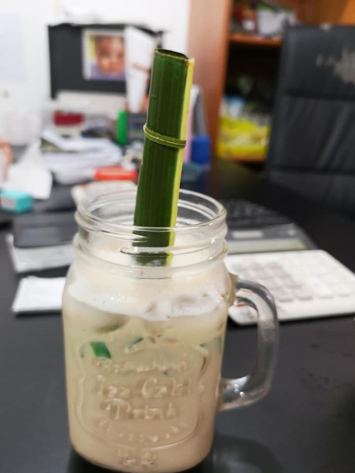 This Cafe Creatively Uses Palm Leaves as Bio-Degradable Straws & It's Really Easy to Make! - WORLD OF BUZZ 2