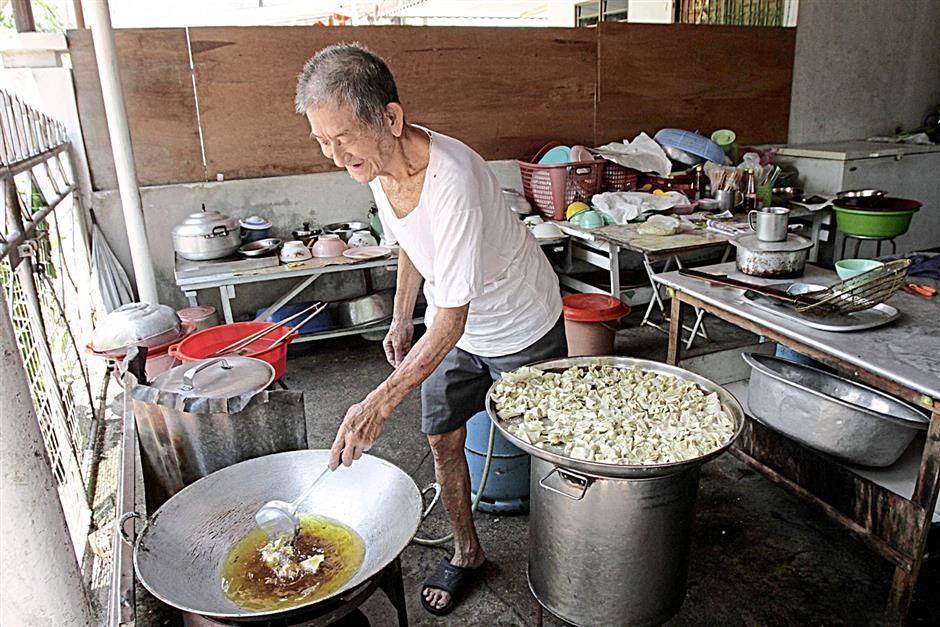 This Penang Stall Has Been Selling RM3 Wantan Mee & 10sens Wantan For Almost 20 Years! - WORLD OF BUZZ 1