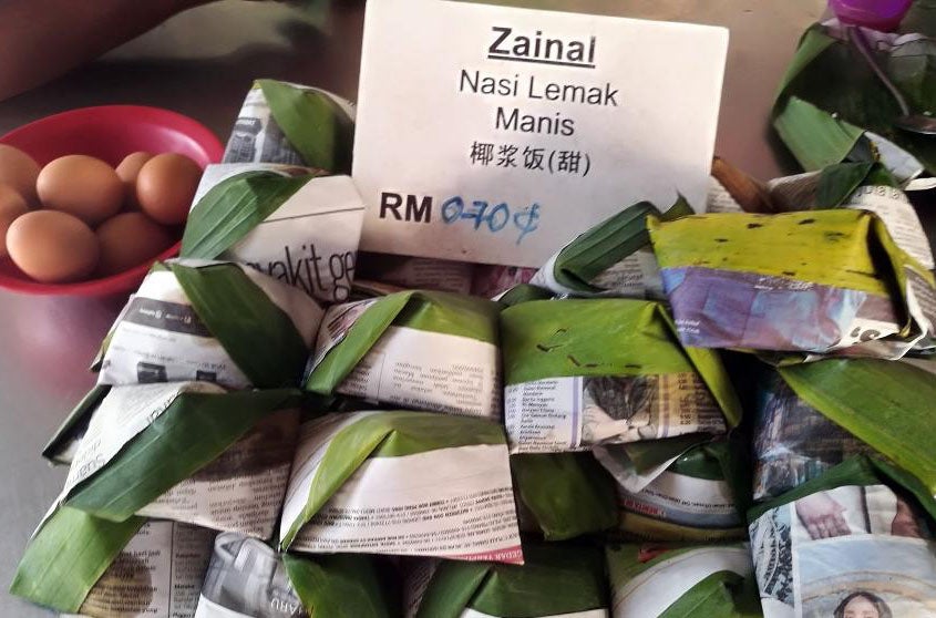 This Seremban Mamak Stall Owner Makes RM840 a Day By Selling Nasi Lemak at RM0.70 - WORLD OF BUZZ