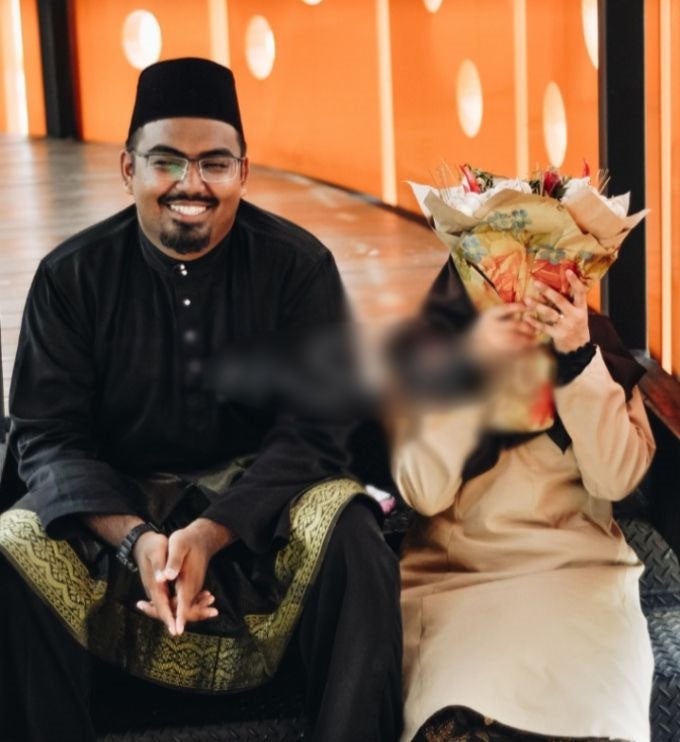 This UiTM Culinary Graduate Loves to 'Membawang' So His GF Gave Him a Garlic Bouquet for Convocation - WORLD OF BUZZ 1