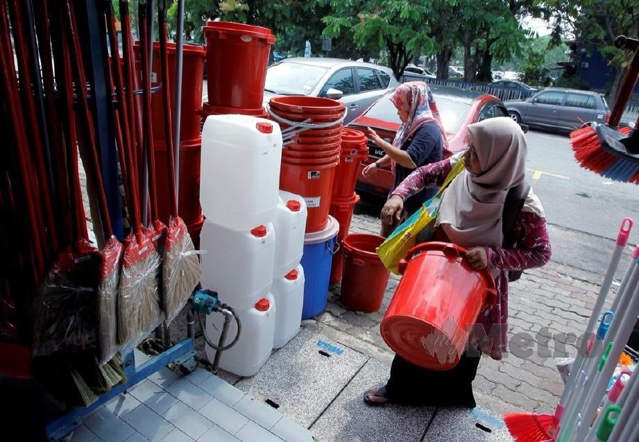 Upcoming Water Shortage is Also Causing Large Water Containers to Sell Out Fast - WORLD OF BUZZ 1