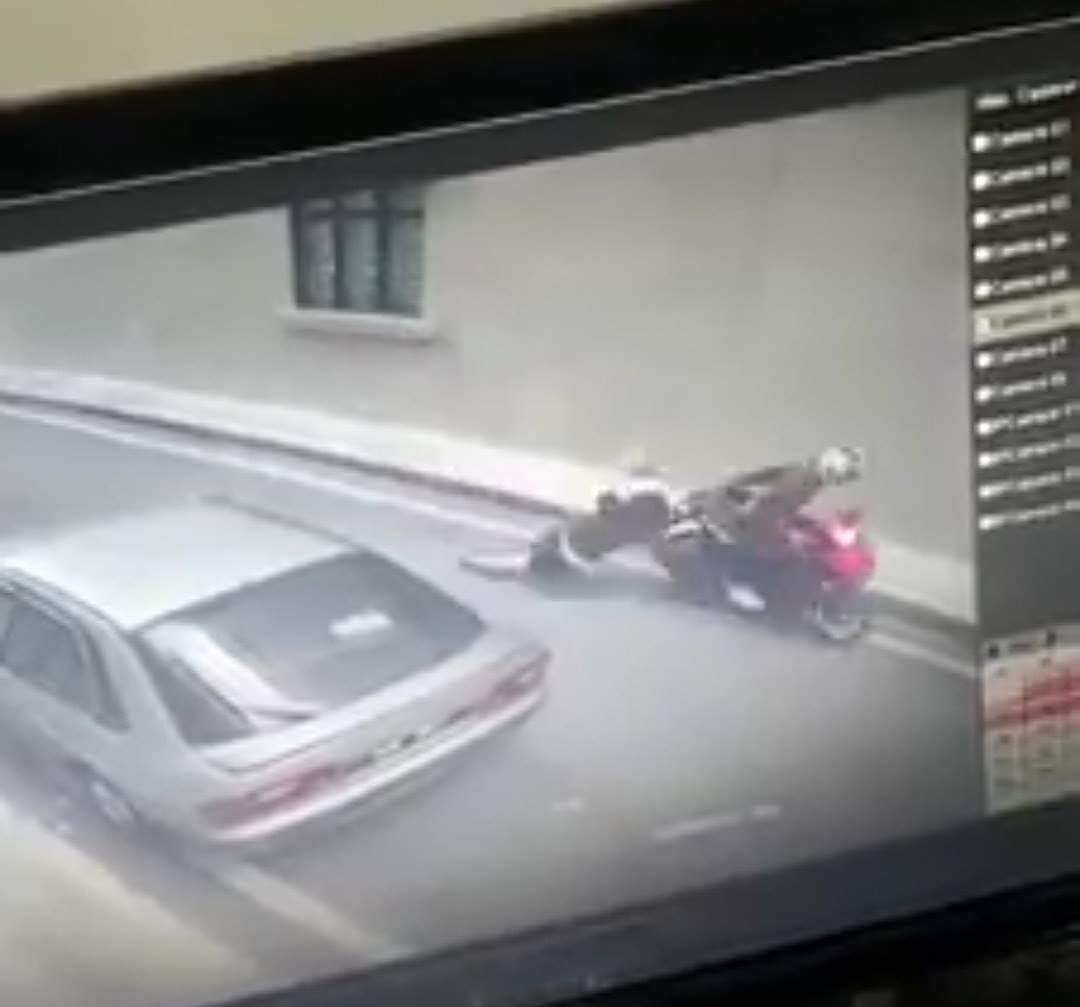 Video: Snatch Theft Steals And Drags Victim Caught On Cctv In Muar - World Of Buzz 2