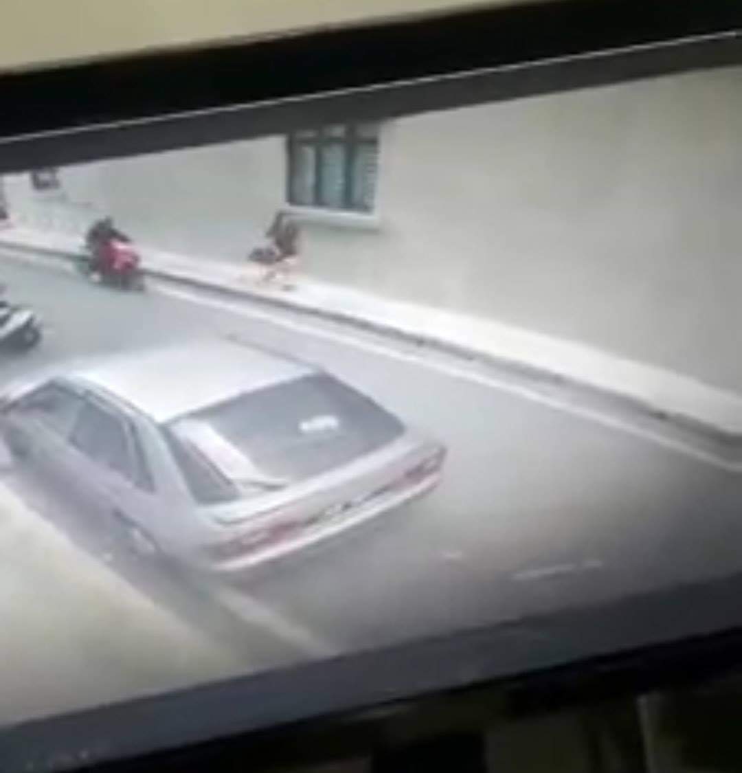 Video: Snatch Theft Steals And Drags Victim Caught On Cctv In Muar - World Of Buzz 3