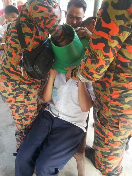 Watch: Standard 5 Boy Gets Head Stuck Inside Safety Cone & Had to Be Rescued By Bomba - WORLD OF BUZZ 2