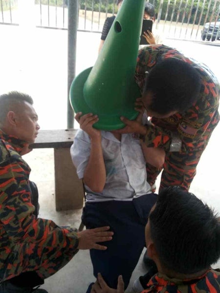 Watch: Standard 5 Boy Gets Head Stuck Inside Safety Cone & Had to Be Rescued By Bomba - WORLD OF BUZZ 1