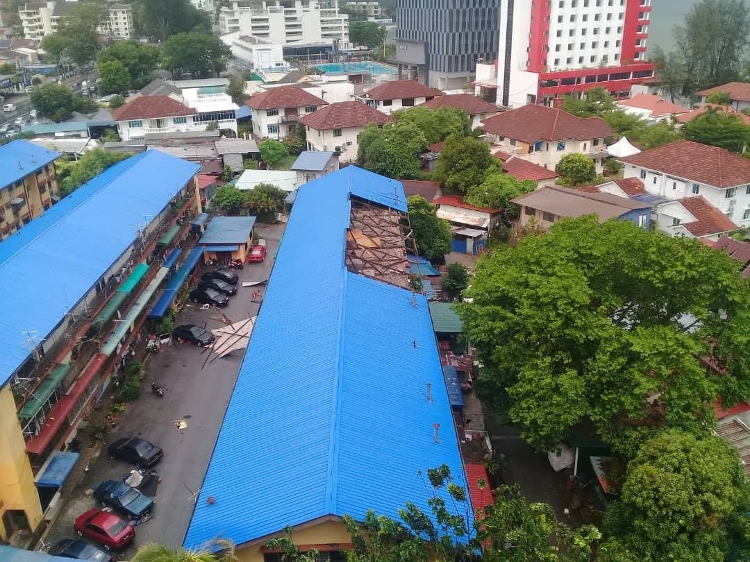 Waterspout in Penang Creates Huge Waves in Sea While Tearing Down Stalls & Trees - WORLD OF BUZZ 1