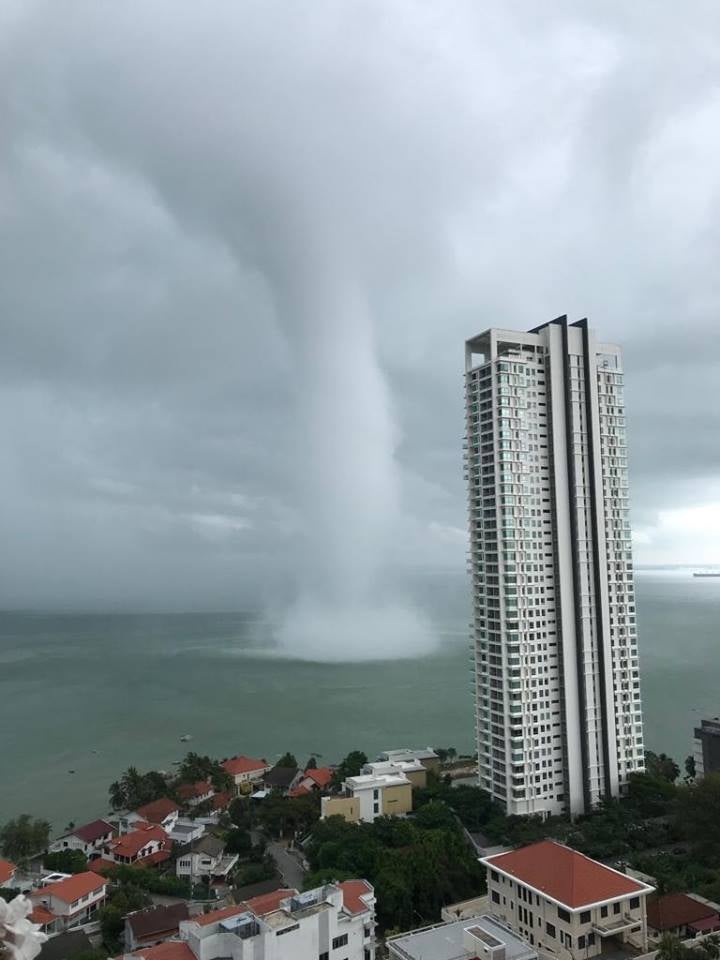 Waterspout in Penang Creates Huge Waves in Sea While Tearing Down Stalls & Trees - WORLD OF BUZZ 2