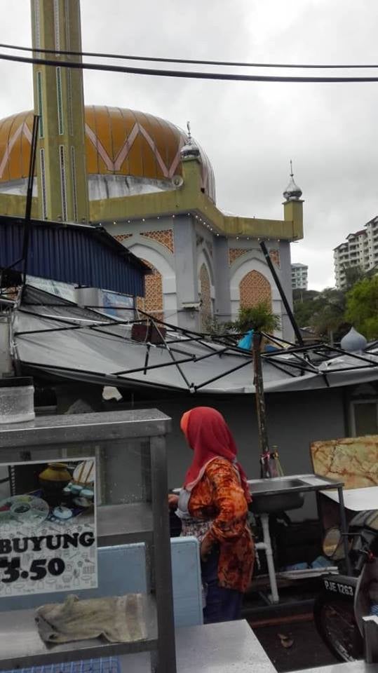 Waterspout in Penang Creates Huge Waves in Sea While Tearing Down Stalls & Trees - WORLD OF BUZZ