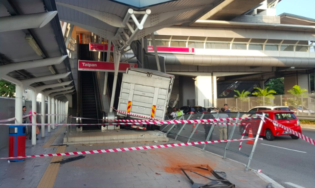 Escalator Damaged After Lorry Shockingly Rams Into It At Taipan Lrt Station World Of Buzz