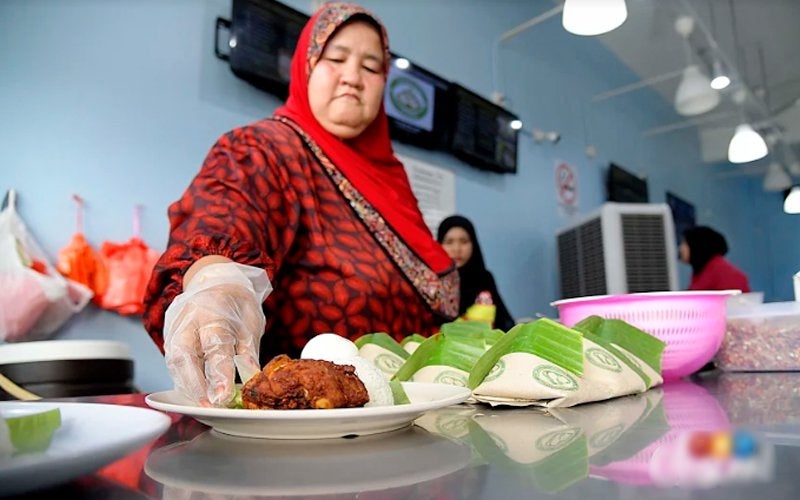 Beginning With Only RM3000, This Nasi Lemak Entrepreneur Makes RM400,000 A Month! - WORLD OF BUZZ 1