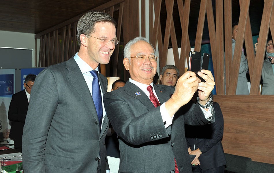 But First, Let Najib Take a #Selfie - WORLD OF BUZZ 1