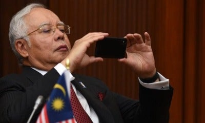 But First, Let Najib Take A #Selfie - World Of Buzz 2