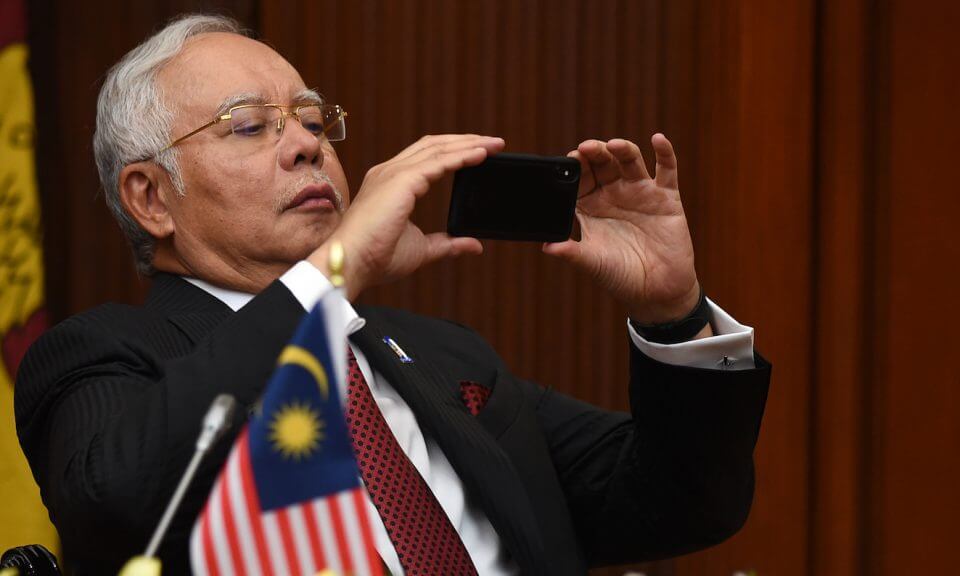 But First, Let Najib Take a #Selfie - WORLD OF BUZZ