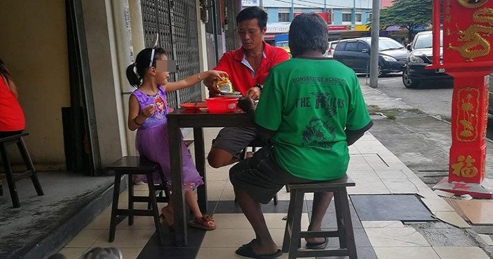 Father & Young Daughter Sharing Meal With Homeless Man at Bak Kut Teh Shop Praised by Netizens - WORLD OF BUZZ 1