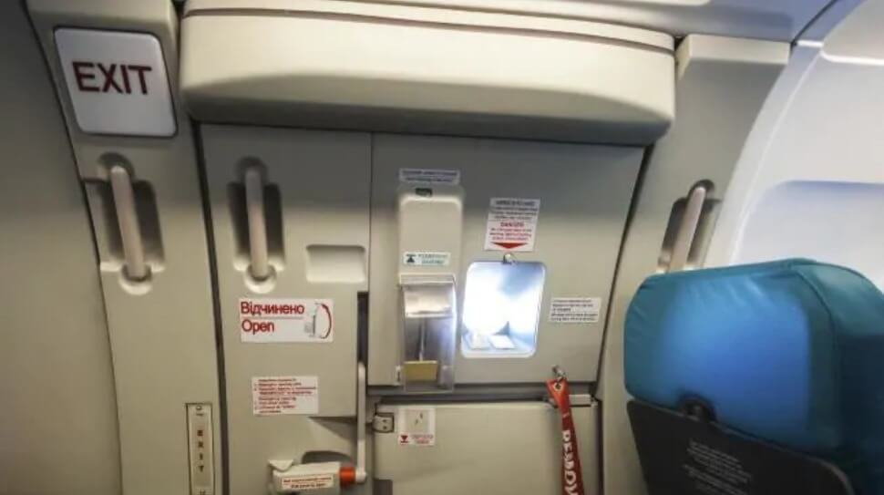 First-Time Flier Opens Plane Emergency Exit Door After Landing Because He Didn't Want To Wait In Line - World Of Buzz 1