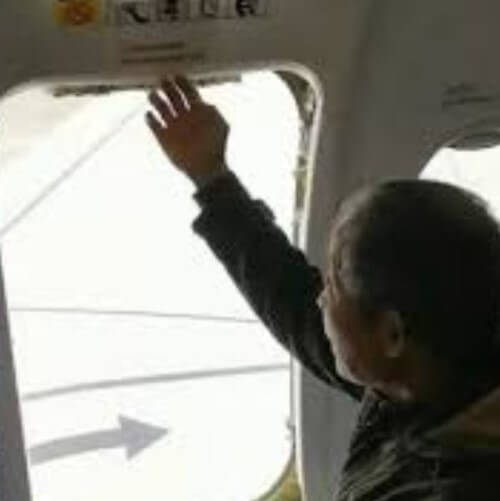 First-Time Flier Opens Plane Emergency Exit Door After Landing Because He Didn't Want To Wait In Line - World Of Buzz 3
