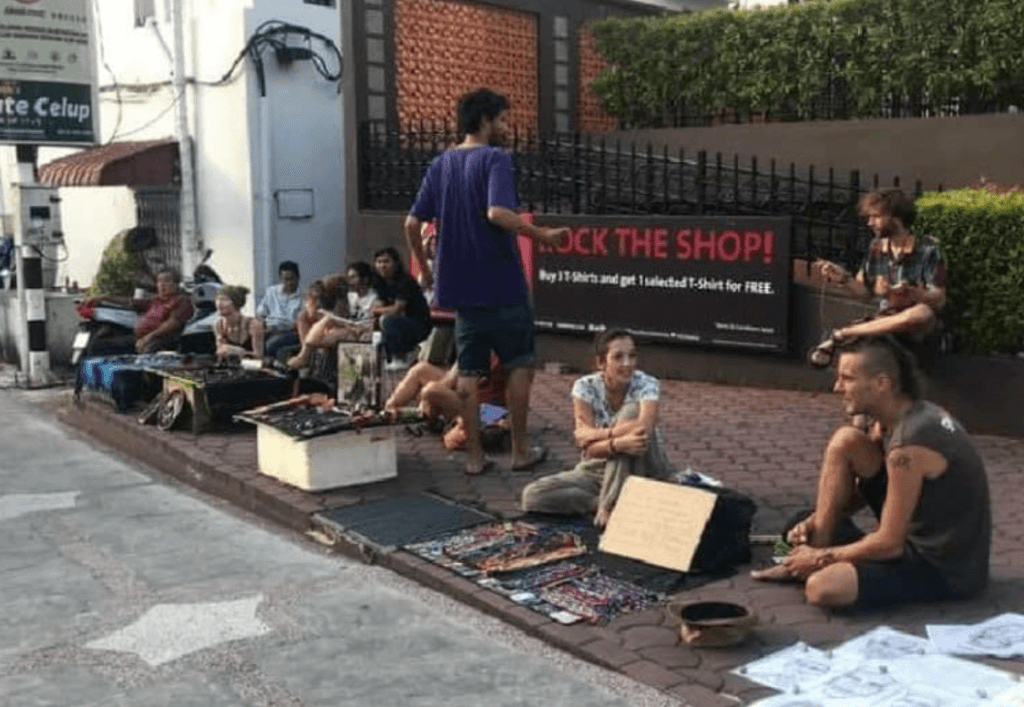 Foreign Backpackers Peddling Items Without License On Jonker Street In Melaka - WORLD OF BUZZ 1