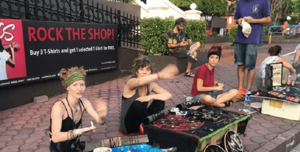 Foreign Backpackers Peddling Items Without License On Jonker Street In Melaka - WORLD OF BUZZ 2