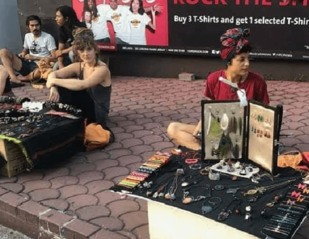 Foreign Backpackers Peddling Items Without License On Jonker Street In Melaka - WORLD OF BUZZ 4