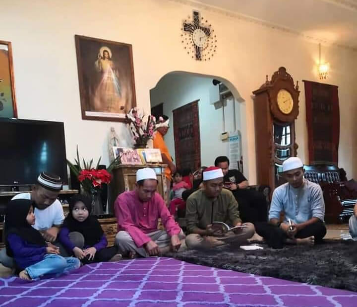 Heartwarming Image of Muslim Prayers Held in Sabah Christian Home Praised by Netizens - WORLD OF BUZZ 1