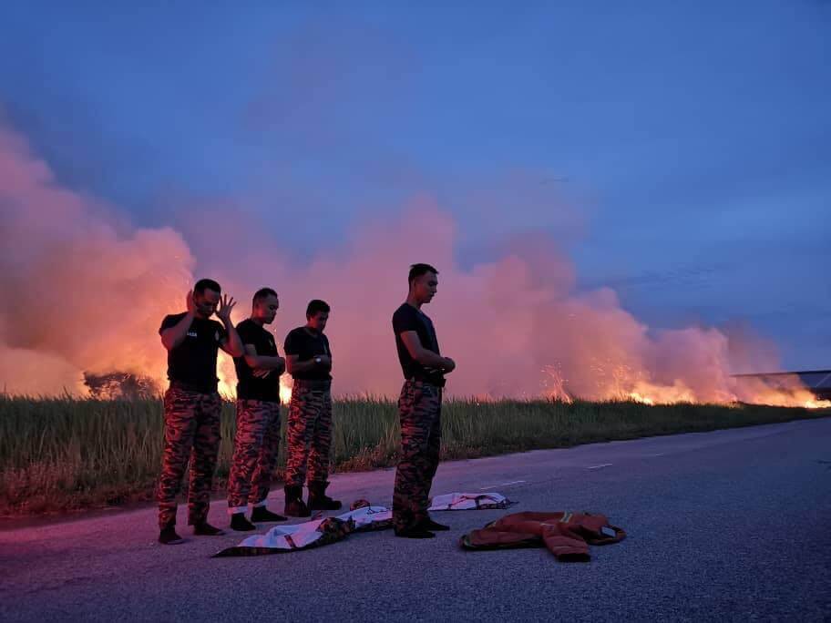 Inspiring Photos Of M'sian Firemen Breaking Fast On Roadside After Extinguishing Fire Go Viral - World Of Buzz 2