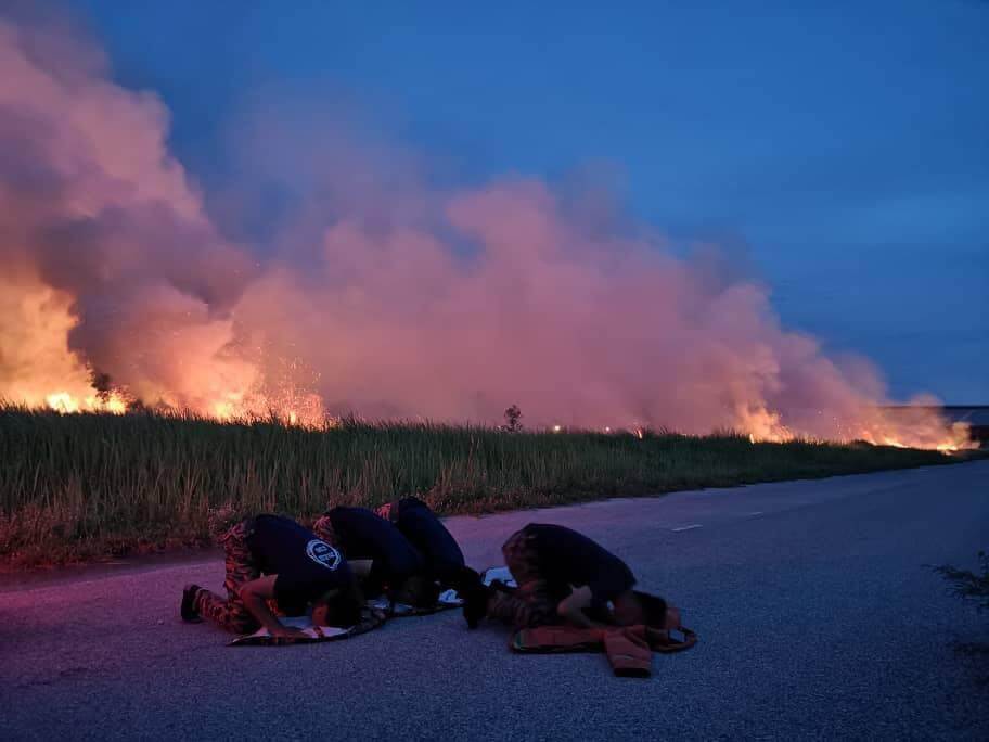 Inspiring Photos Of M'sian Firemen Breaking Fast on Roadside After Extinguishing Fire Go Viral - WORLD OF BUZZ 3