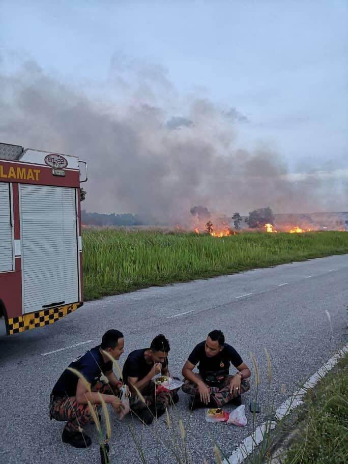 Inspiring Photos Of M'sian Firemen Breaking Fast On Roadside After Extinguishing Fire Go Viral - World Of Buzz 4