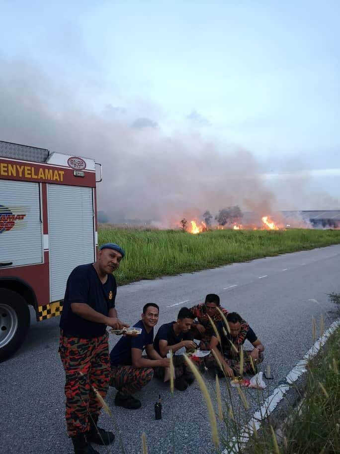 Inspiring Photos Of M'sian Firemen Breaking Fast on Roadside After Extinguishing Fire Go Viral - WORLD OF BUZZ