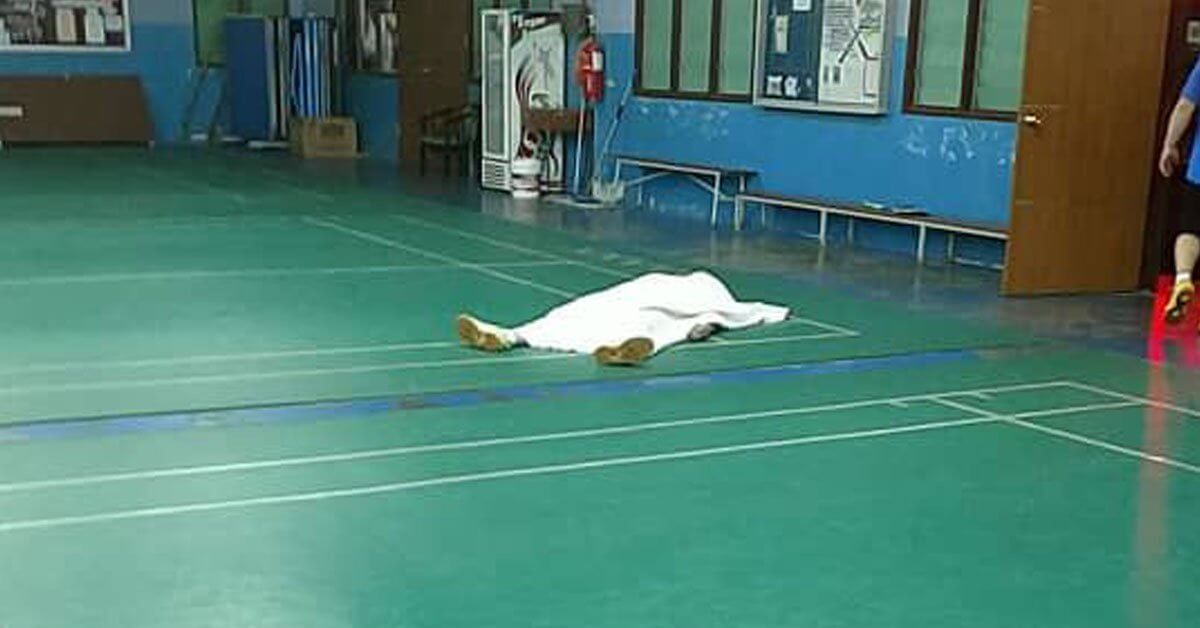 Johor Man Collapses And Dies While He Plays Badminton - World Of Buzz