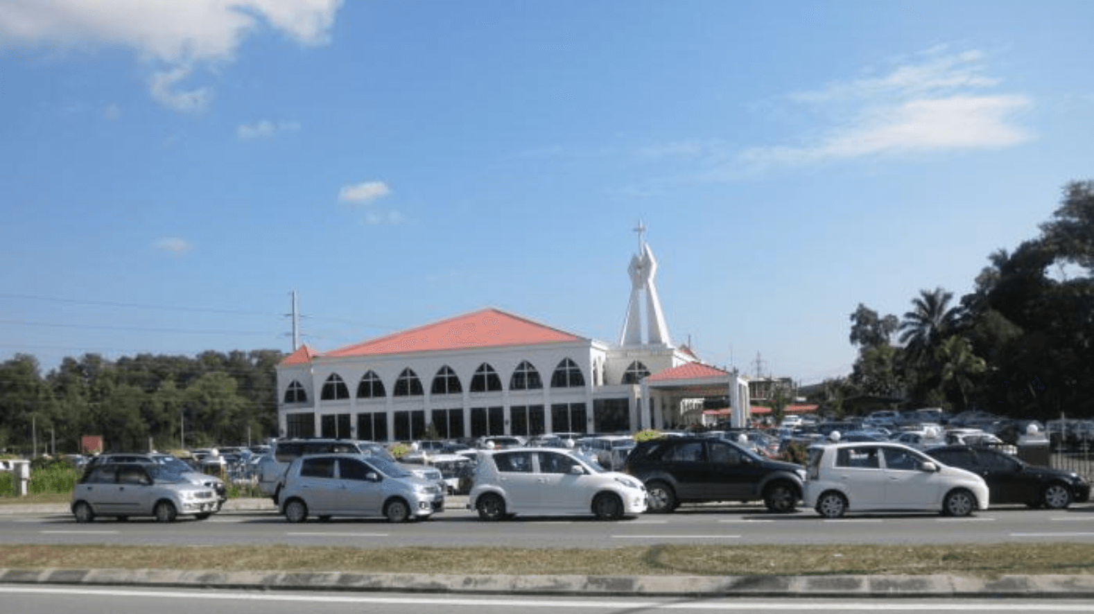 Kk Church Opens Gates For Ramadan Parking - World Of Buzz