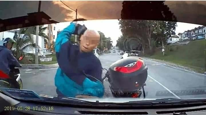 Motorcyclist Uses Helmet to Smash Serdang Driver's Windscreen After She Honked At Him - WORLD OF BUZZ