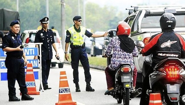Report: Kelantan Traffic Policeman Arrested For Molesting & Extorting Thai Woman Avoiding Roadblock - WORLD OF BUZZ