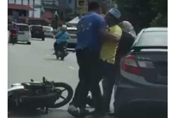 Road Rage Man Punches And Slaps Woman In The Middle Of The Road - World Of Buzz